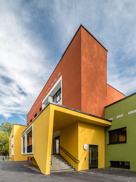 Angedockt: selbstbewusst markiert ein neuer Anbau mit Aufzug den Eingang zur städtischen Kita