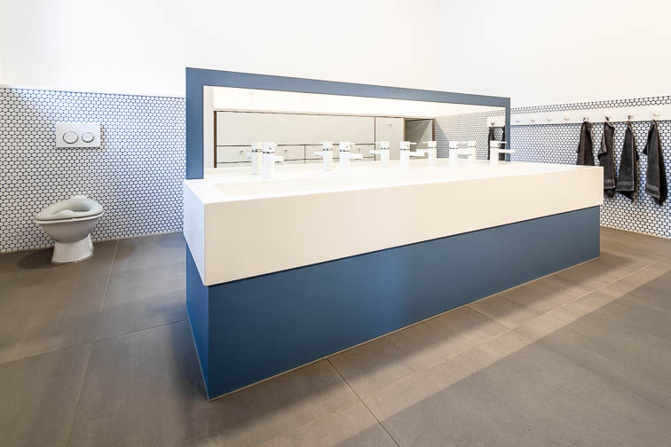 Auf Augenhöhe der Kinder: der als freistehendes Möbel entwickelte Waschplatz