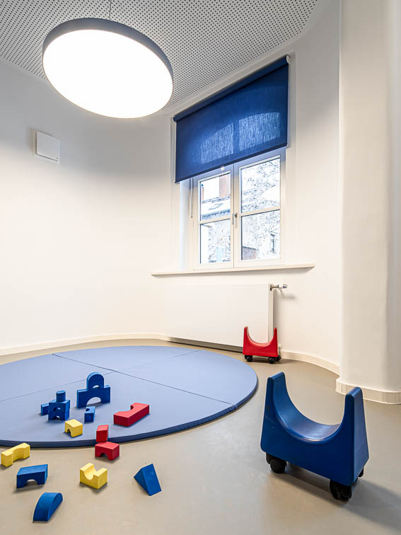 Klare Formen und verwandte Farben markieren einzelne Spielbereiche