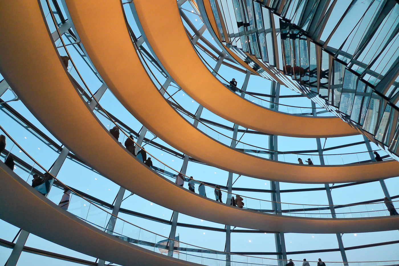 Blick in die Kuppel des Reichstagsgebäudes in Berlin
