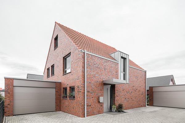 Grau- und Rottöne bestimmen die Fassade