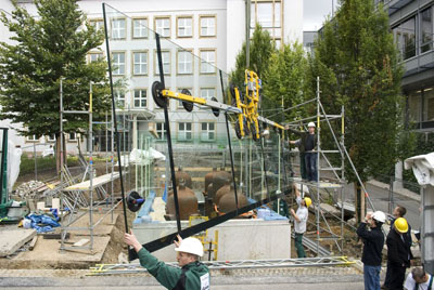 Architekturfotografie: Die Glashülle besteht aus fünf großformatigen VSG-Glastafeln
