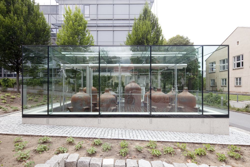 Die gläserne Hülle kommt vollständig ohne mechanische Verbindungsmittel aus