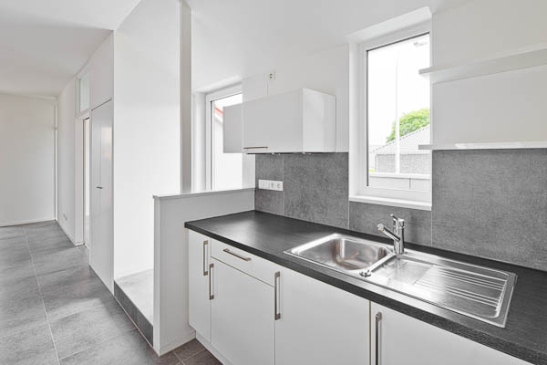 Die Öffnung des Daches über die Dachflächen sorgt für eine ganztägige Durchsonnung und interessante Blickbeziehungen.