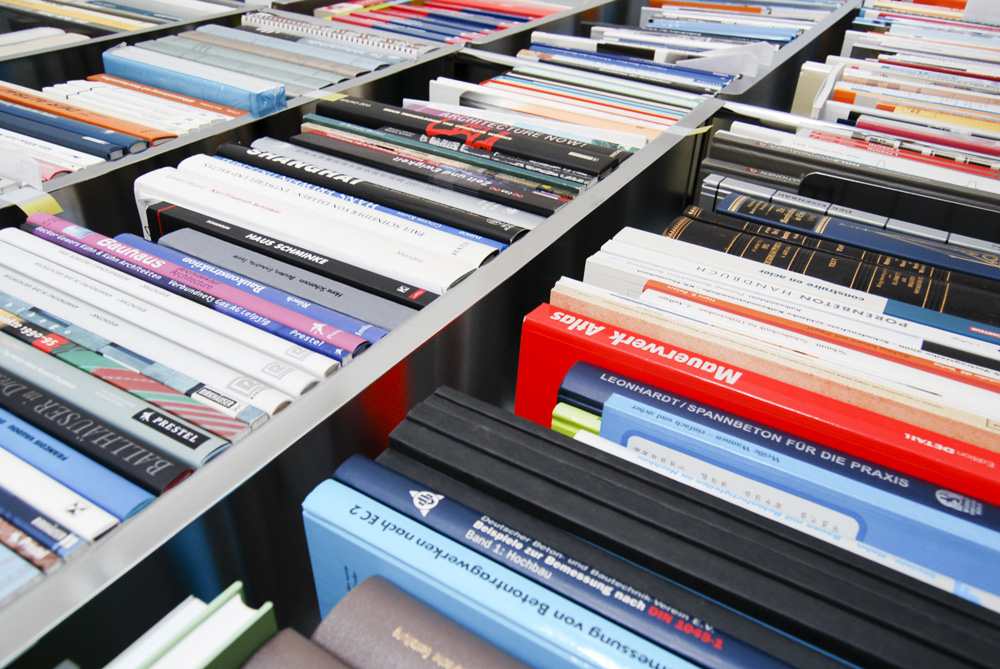 Gut sortiertes Bücherregal mit Literatur aus dem Bauweisen