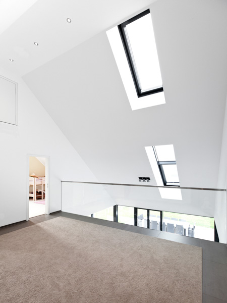 Die Empore verbindet beide Geschosse miteinander