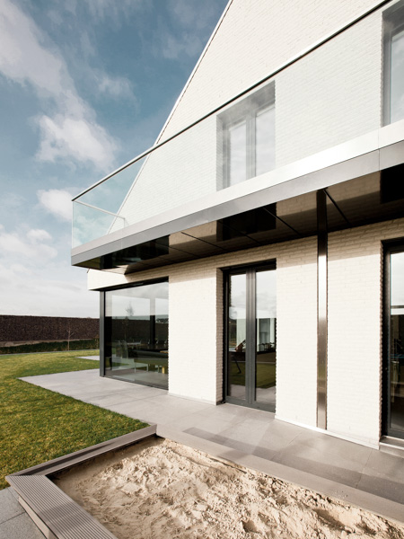 Die Balkonbrüstung besteht aus extra-langem Verbundsicherheitsglas